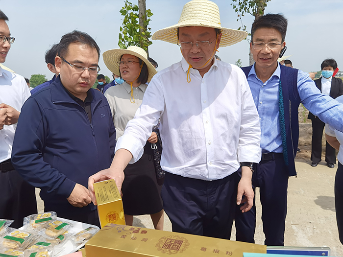 湖北省農業(yè)廳廳長吳祖云，鐘祥市委書記周軍，在彭墩查看“三夏”農業(yè)生產情況